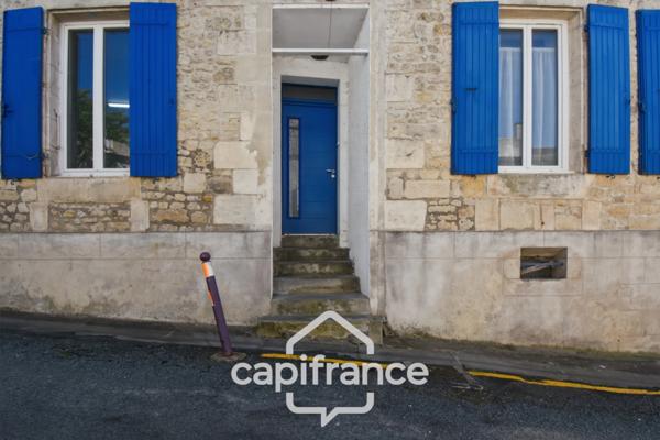 Maison familiale en pierre située en cœur de bourg de Pont l’Abbé d’Arnoult