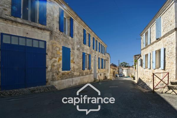 Maison familiale en pierre située en cœur de bourg de Pont l’Abbé d’Arnoult