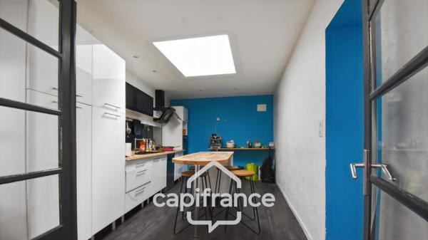 Maison familiale en pierre située en cœur de bourg de Pont l’Abbé d’Arnoult