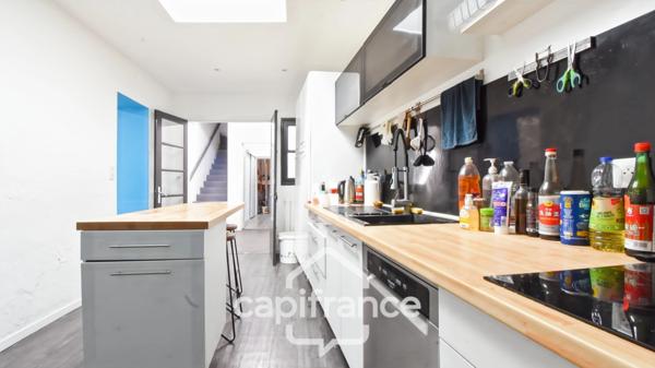 Maison familiale en pierre située en cœur de bourg de Pont l’Abbé d’Arnoult