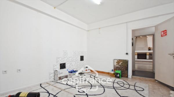 Maison familiale en pierre située en cœur de bourg de Pont l’Abbé d’Arnoult