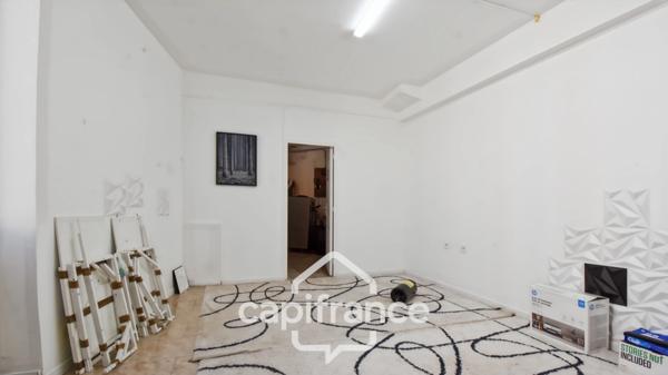 Maison familiale en pierre située en cœur de bourg de Pont l’Abbé d’Arnoult