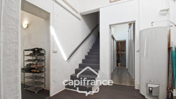 Maison familiale en pierre située en cœur de bourg de Pont l’Abbé d’Arnoult