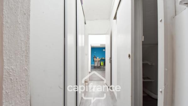 Maison familiale en pierre située en cœur de bourg de Pont l’Abbé d’Arnoult