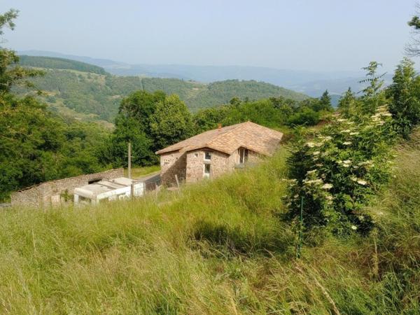 Située entre Lamastre et Vernoux en Vivarais, très belle ferme avec beau potentiel