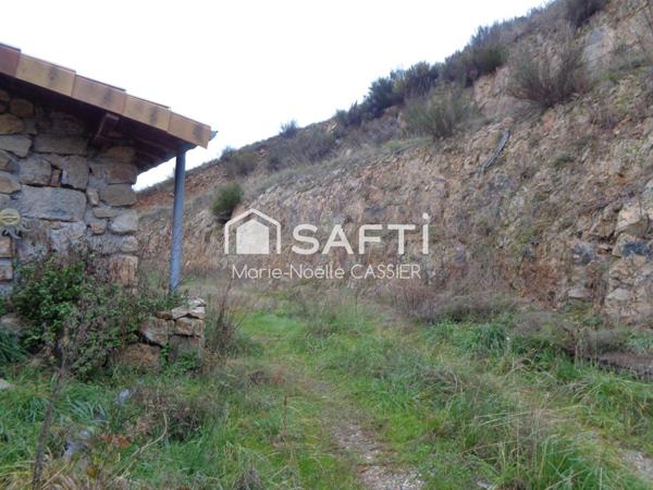 Située entre Lamastre et Vernoux en Vivarais, très belle ferme avec beau potentiel