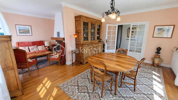 Maison familiale 6 pièces – 126 m² – Chancelade

Située sur la commune de Chancelade, dans un cadre boisé et idyllique, cette maison de 126 m² offre un environnement paisible tout en restant proche des commodités. Vous serez à seulement quelques minutes de la zone commerciale d’Auchan Marsac ainsi que des commerces.

Elle se compose, au rez-de-chaussée, d’un salon séjour lumineux avec cheminée ouverte, idéal pour des moments conviviaux, ainsi que d’une cuisine indépendante donnant accès à une terrasse bien exposée. Vous y trouverez également deux chambres avec placard, une salle d’eau et un WC séparé, un bureau.

À l’étage, une grande chambre supplémentaire ainsi qu’une pièce de jeux avec salle d’eau offrent un bel espace pour une famille ou pour aménager selon vos besoins.

Le sous-sol complet de 80 m² constitue un véritable atout avec un grand espace de stockage et une cave.

Implantée sur un terrain d’environ 5 500 m², cette maison à rafraîchir présente un fort potentiel d’aménagement et de valorisation parfait pour personnaliser à votre goût.  

Une opportunité rare sur le secteur – à visiter sans tarder !