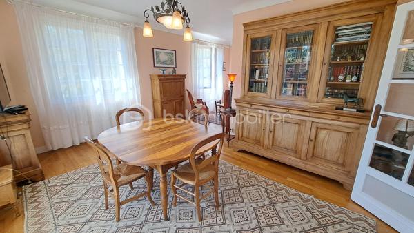 Maison familiale 6 pièces – 126 m² – Chancelade

Située sur la commune de Chancelade, dans un cadre boisé et idyllique, cette maison de 126 m² offre un environnement paisible tout en restant proche des commodités. Vous serez à seulement quelques minutes de la zone commerciale d’Auchan Marsac ainsi que des commerces.

Elle se compose, au rez-de-chaussée, d’un salon séjour lumineux avec cheminée ouverte, idéal pour des moments conviviaux, ainsi que d’une cuisine indépendante donnant accès à une terrasse bien exposée. Vous y trouverez également deux chambres avec placard, une salle d’eau et un WC séparé, un bureau.

À l’étage, une grande chambre supplémentaire ainsi qu’une pièce de jeux avec salle d’eau offrent un bel espace pour une famille ou pour aménager selon vos besoins.

Le sous-sol complet de 80 m² constitue un véritable atout avec un grand espace de stockage et une cave.

Implantée sur un terrain d’environ 5 500 m², cette maison à rafraîchir présente un fort potentiel d’aménagement et de valorisation parfait pour personnaliser à votre goût.  

Une opportunité rare sur le secteur – à visiter sans tarder !