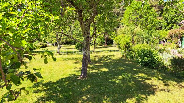 Maison familiale 6 pièces – 126 m² – Chancelade

Située sur la commune de Chancelade, dans un cadre boisé et idyllique, cette maison de 126 m² offre un environnement paisible tout en restant proche des commodités. Vous serez à seulement quelques minutes de la zone commerciale d’Auchan Marsac ainsi que des commerces.

Elle se compose, au rez-de-chaussée, d’un salon séjour lumineux avec cheminée ouverte, idéal pour des moments conviviaux, ainsi que d’une cuisine indépendante donnant accès à une terrasse bien exposée. Vous y trouverez également deux chambres avec placard, une salle d’eau et un WC séparé, un bureau.

À l’étage, une grande chambre supplémentaire ainsi qu’une pièce de jeux avec salle d’eau offrent un bel espace pour une famille ou pour aménager selon vos besoins.

Le sous-sol complet de 80 m² constitue un véritable atout avec un grand espace de stockage et une cave.

Implantée sur un terrain d’environ 5 500 m², cette maison à rafraîchir présente un fort potentiel d’aménagement et de valorisation parfait pour personnaliser à votre goût.  

Une opportunité rare sur le secteur – à visiter sans tarder !