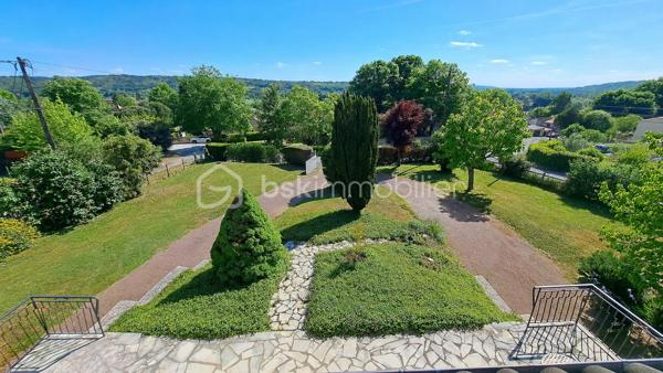 Maison familiale 6 pièces – 126 m² – Chancelade

Située sur la commune de Chancelade, dans un cadre boisé et idyllique, cette maison de 126 m² offre un environnement paisible tout en restant proche des commodités. Vous serez à seulement quelques minutes de la zone commerciale d’Auchan Marsac ainsi que des commerces.

Elle se compose, au rez-de-chaussée, d’un salon séjour lumineux avec cheminée ouverte, idéal pour des moments conviviaux, ainsi que d’une cuisine indépendante donnant accès à une terrasse bien exposée. Vous y trouverez également deux chambres avec placard, une salle d’eau et un WC séparé, un bureau.

À l’étage, une grande chambre supplémentaire ainsi qu’une pièce de jeux avec salle d’eau offrent un bel espace pour une famille ou pour aménager selon vos besoins.

Le sous-sol complet de 80 m² constitue un véritable atout avec un grand espace de stockage et une cave.

Implantée sur un terrain d’environ 5 500 m², cette maison à rafraîchir présente un fort potentiel d’aménagement et de valorisation parfait pour personnaliser à votre goût.  

Une opportunité rare sur le secteur – à visiter sans tarder !