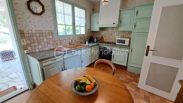 Maison familiale 6 pièces – 126 m² – Chancelade

Située sur la commune de Chancelade, dans un cadre boisé et idyllique, cette maison de 126 m² offre un environnement paisible tout en restant proche des commodités. Vous serez à seulement quelques minutes de la zone commerciale d’Auchan Marsac ainsi que des commerces.

Elle se compose, au rez-de-chaussée, d’un salon séjour lumineux avec cheminée ouverte, idéal pour des moments conviviaux, ainsi que d’une cuisine indépendante donnant accès à une terrasse bien exposée. Vous y trouverez également deux chambres avec placard, une salle d’eau et un WC séparé, un bureau.

À l’étage, une grande chambre supplémentaire ainsi qu’une pièce de jeux avec salle d’eau offrent un bel espace pour une famille ou pour aménager selon vos besoins.

Le sous-sol complet de 80 m² constitue un véritable atout avec un grand espace de stockage et une cave.

Implantée sur un terrain d’environ 5 500 m², cette maison à rafraîchir présente un fort potentiel d’aménagement et de valorisation parfait pour personnaliser à votre goût.  

Une opportunité rare sur le secteur – à visiter sans tarder !