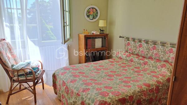 Maison familiale 6 pièces – 126 m² – Chancelade

Située sur la commune de Chancelade, dans un cadre boisé et idyllique, cette maison de 126 m² offre un environnement paisible tout en restant proche des commodités. Vous serez à seulement quelques minutes de la zone commerciale d’Auchan Marsac ainsi que des commerces.

Elle se compose, au rez-de-chaussée, d’un salon séjour lumineux avec cheminée ouverte, idéal pour des moments conviviaux, ainsi que d’une cuisine indépendante donnant accès à une terrasse bien exposée. Vous y trouverez également deux chambres avec placard, une salle d’eau et un WC séparé, un bureau.

À l’étage, une grande chambre supplémentaire ainsi qu’une pièce de jeux avec salle d’eau offrent un bel espace pour une famille ou pour aménager selon vos besoins.

Le sous-sol complet de 80 m² constitue un véritable atout avec un grand espace de stockage et une cave.

Implantée sur un terrain d’environ 5 500 m², cette maison à rafraîchir présente un fort potentiel d’aménagement et de valorisation parfait pour personnaliser à votre goût.  

Une opportunité rare sur le secteur – à visiter sans tarder !