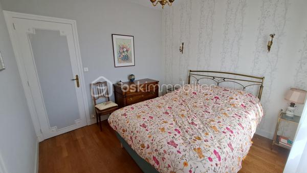 Maison familiale 6 pièces – 126 m² – Chancelade

Située sur la commune de Chancelade, dans un cadre boisé et idyllique, cette maison de 126 m² offre un environnement paisible tout en restant proche des commodités. Vous serez à seulement quelques minutes de la zone commerciale d’Auchan Marsac ainsi que des commerces.

Elle se compose, au rez-de-chaussée, d’un salon séjour lumineux avec cheminée ouverte, idéal pour des moments conviviaux, ainsi que d’une cuisine indépendante donnant accès à une terrasse bien exposée. Vous y trouverez également deux chambres avec placard, une salle d’eau et un WC séparé, un bureau.

À l’étage, une grande chambre supplémentaire ainsi qu’une pièce de jeux avec salle d’eau offrent un bel espace pour une famille ou pour aménager selon vos besoins.

Le sous-sol complet de 80 m² constitue un véritable atout avec un grand espace de stockage et une cave.

Implantée sur un terrain d’environ 5 500 m², cette maison à rafraîchir présente un fort potentiel d’aménagement et de valorisation parfait pour personnaliser à votre goût.  

Une opportunité rare sur le secteur – à visiter sans tarder !