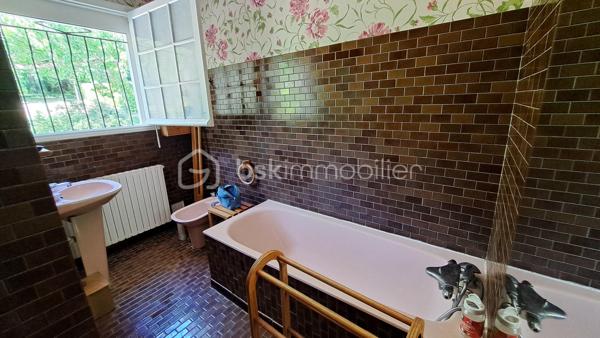 Maison familiale 6 pièces – 126 m² – Chancelade

Située sur la commune de Chancelade, dans un cadre boisé et idyllique, cette maison de 126 m² offre un environnement paisible tout en restant proche des commodités. Vous serez à seulement quelques minutes de la zone commerciale d’Auchan Marsac ainsi que des commerces.

Elle se compose, au rez-de-chaussée, d’un salon séjour lumineux avec cheminée ouverte, idéal pour des moments conviviaux, ainsi que d’une cuisine indépendante donnant accès à une terrasse bien exposée. Vous y trouverez également deux chambres avec placard, une salle d’eau et un WC séparé, un bureau.

À l’étage, une grande chambre supplémentaire ainsi qu’une pièce de jeux avec salle d’eau offrent un bel espace pour une famille ou pour aménager selon vos besoins.

Le sous-sol complet de 80 m² constitue un véritable atout avec un grand espace de stockage et une cave.

Implantée sur un terrain d’environ 5 500 m², cette maison à rafraîchir présente un fort potentiel d’aménagement et de valorisation parfait pour personnaliser à votre goût.  

Une opportunité rare sur le secteur – à visiter sans tarder !