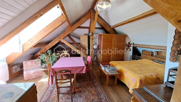 Maison familiale 6 pièces – 126 m² – Chancelade

Située sur la commune de Chancelade, dans un cadre boisé et idyllique, cette maison de 126 m² offre un environnement paisible tout en restant proche des commodités. Vous serez à seulement quelques minutes de la zone commerciale d’Auchan Marsac ainsi que des commerces.

Elle se compose, au rez-de-chaussée, d’un salon séjour lumineux avec cheminée ouverte, idéal pour des moments conviviaux, ainsi que d’une cuisine indépendante donnant accès à une terrasse bien exposée. Vous y trouverez également deux chambres avec placard, une salle d’eau et un WC séparé, un bureau.

À l’étage, une grande chambre supplémentaire ainsi qu’une pièce de jeux avec salle d’eau offrent un bel espace pour une famille ou pour aménager selon vos besoins.

Le sous-sol complet de 80 m² constitue un véritable atout avec un grand espace de stockage et une cave.

Implantée sur un terrain d’environ 5 500 m², cette maison à rafraîchir présente un fort potentiel d’aménagement et de valorisation parfait pour personnaliser à votre goût.  

Une opportunité rare sur le secteur – à visiter sans tarder !
