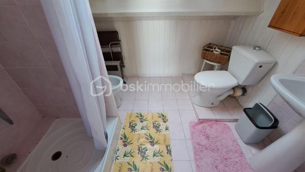 Maison familiale 6 pièces – 126 m² – Chancelade

Située sur la commune de Chancelade, dans un cadre boisé et idyllique, cette maison de 126 m² offre un environnement paisible tout en restant proche des commodités. Vous serez à seulement quelques minutes de la zone commerciale d’Auchan Marsac ainsi que des commerces.

Elle se compose, au rez-de-chaussée, d’un salon séjour lumineux avec cheminée ouverte, idéal pour des moments conviviaux, ainsi que d’une cuisine indépendante donnant accès à une terrasse bien exposée. Vous y trouverez également deux chambres avec placard, une salle d’eau et un WC séparé, un bureau.

À l’étage, une grande chambre supplémentaire ainsi qu’une pièce de jeux avec salle d’eau offrent un bel espace pour une famille ou pour aménager selon vos besoins.

Le sous-sol complet de 80 m² constitue un véritable atout avec un grand espace de stockage et une cave.

Implantée sur un terrain d’environ 5 500 m², cette maison à rafraîchir présente un fort potentiel d’aménagement et de valorisation parfait pour personnaliser à votre goût.  

Une opportunité rare sur le secteur – à visiter sans tarder !