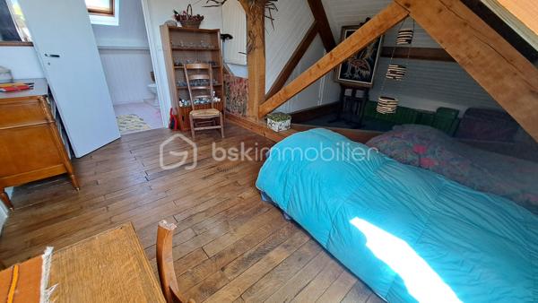 Maison familiale 6 pièces – 126 m² – Chancelade

Située sur la commune de Chancelade, dans un cadre boisé et idyllique, cette maison de 126 m² offre un environnement paisible tout en restant proche des commodités. Vous serez à seulement quelques minutes de la zone commerciale d’Auchan Marsac ainsi que des commerces.

Elle se compose, au rez-de-chaussée, d’un salon séjour lumineux avec cheminée ouverte, idéal pour des moments conviviaux, ainsi que d’une cuisine indépendante donnant accès à une terrasse bien exposée. Vous y trouverez également deux chambres avec placard, une salle d’eau et un WC séparé, un bureau.

À l’étage, une grande chambre supplémentaire ainsi qu’une pièce de jeux avec salle d’eau offrent un bel espace pour une famille ou pour aménager selon vos besoins.

Le sous-sol complet de 80 m² constitue un véritable atout avec un grand espace de stockage et une cave.

Implantée sur un terrain d’environ 5 500 m², cette maison à rafraîchir présente un fort potentiel d’aménagement et de valorisation parfait pour personnaliser à votre goût.  

Une opportunité rare sur le secteur – à visiter sans tarder !