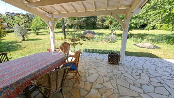 Maison familiale 6 pièces – 126 m² – Chancelade

Située sur la commune de Chancelade, dans un cadre boisé et idyllique, cette maison de 126 m² offre un environnement paisible tout en restant proche des commodités. Vous serez à seulement quelques minutes de la zone commerciale d’Auchan Marsac ainsi que des commerces.

Elle se compose, au rez-de-chaussée, d’un salon séjour lumineux avec cheminée ouverte, idéal pour des moments conviviaux, ainsi que d’une cuisine indépendante donnant accès à une terrasse bien exposée. Vous y trouverez également deux chambres avec placard, une salle d’eau et un WC séparé, un bureau.

À l’étage, une grande chambre supplémentaire ainsi qu’une pièce de jeux avec salle d’eau offrent un bel espace pour une famille ou pour aménager selon vos besoins.

Le sous-sol complet de 80 m² constitue un véritable atout avec un grand espace de stockage et une cave.

Implantée sur un terrain d’environ 5 500 m², cette maison à rafraîchir présente un fort potentiel d’aménagement et de valorisation parfait pour personnaliser à votre goût.  

Une opportunité rare sur le secteur – à visiter sans tarder !