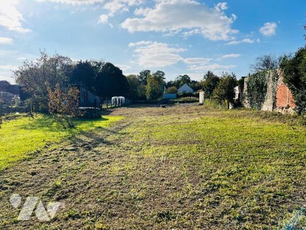 A vendre sur la commune de Le Val-Saint-Père, terrain à bâtir de 596 m² borné et viabilisé (eau...