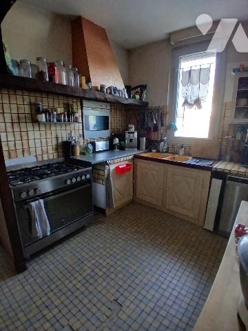 Maison d'habitation avec garage et jardin proche centre