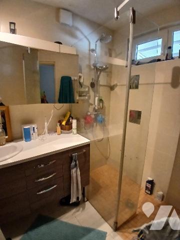 Maison d'habitation avec garage et jardin proche centre