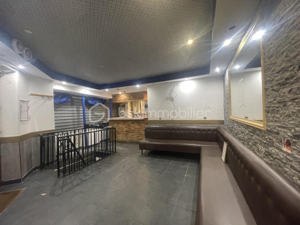 Local commercial 54 m² – Paris 18ᵉ – Proche boulevard Ornano
À proximité du boulevard Ornano et de la porte de Clignancourt, découvrez ce local commercial d’environ 54 m², idéalement situé dans le 18ᵉ arrondissement de Paris.

Le local se compose de deux salles principales offrant des espaces modulables selon votre activité, d’une réserve, d’un vestiaire et de WC. Un sous-sol complète l’ensemble et apporte une surface de stockage ou d’exploitation supplémentaire.

Ce bien convient à toute activité commerciale, professionnelle ou de services, à l’exclusion de la restauration.

Une belle opportunité pour implanter votre activité dans un secteur dynamique, à proximité des commerces, des transports et d’un important passage piéton.