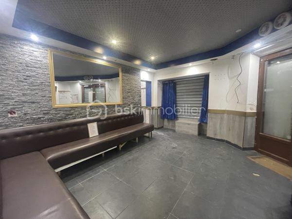 Local commercial 54 m² – Paris 18ᵉ – Proche boulevard Ornano
À proximité du boulevard Ornano et de la porte de Clignancourt, découvrez ce local commercial d’environ 54 m², idéalement situé dans le 18ᵉ arrondissement de Paris.

Le local se compose de deux salles principales offrant des espaces modulables selon votre activité, d’une réserve, d’un vestiaire et de WC. Un sous-sol complète l’ensemble et apporte une surface de stockage ou d’exploitation supplémentaire.

Ce bien convient à toute activité commerciale, professionnelle ou de services, à l’exclusion de la restauration.

Une belle opportunité pour implanter votre activité dans un secteur dynamique, à proximité des commerces, des transports et d’un important passage piéton.