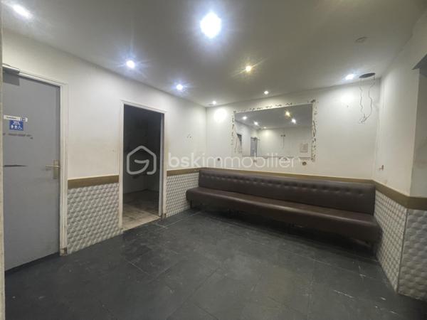 Local commercial 54 m² – Paris 18ᵉ – Proche boulevard Ornano
À proximité du boulevard Ornano et de la porte de Clignancourt, découvrez ce local commercial d’environ 54 m², idéalement situé dans le 18ᵉ arrondissement de Paris.

Le local se compose de deux salles principales offrant des espaces modulables selon votre activité, d’une réserve, d’un vestiaire et de WC. Un sous-sol complète l’ensemble et apporte une surface de stockage ou d’exploitation supplémentaire.

Ce bien convient à toute activité commerciale, professionnelle ou de services, à l’exclusion de la restauration.

Une belle opportunité pour implanter votre activité dans un secteur dynamique, à proximité des commerces, des transports et d’un important passage piéton.