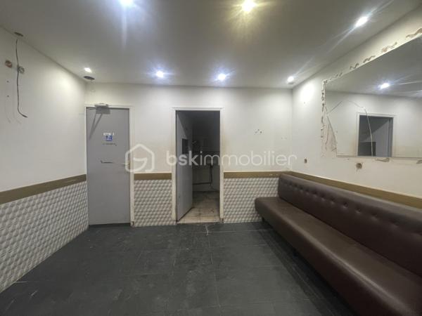 Local commercial 54 m² – Paris 18ᵉ – Proche boulevard Ornano
À proximité du boulevard Ornano et de la porte de Clignancourt, découvrez ce local commercial d’environ 54 m², idéalement situé dans le 18ᵉ arrondissement de Paris.

Le local se compose de deux salles principales offrant des espaces modulables selon votre activité, d’une réserve, d’un vestiaire et de WC. Un sous-sol complète l’ensemble et apporte une surface de stockage ou d’exploitation supplémentaire.

Ce bien convient à toute activité commerciale, professionnelle ou de services, à l’exclusion de la restauration.

Une belle opportunité pour implanter votre activité dans un secteur dynamique, à proximité des commerces, des transports et d’un important passage piéton.