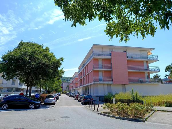 A SASIR Appartement au dernier étage avec ascensseur et vue panoramique au coeur de Echirolles