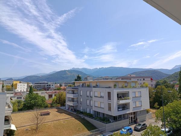 A SASIR Appartement au dernier étage avec ascensseur et vue panoramique au coeur de Echirolles