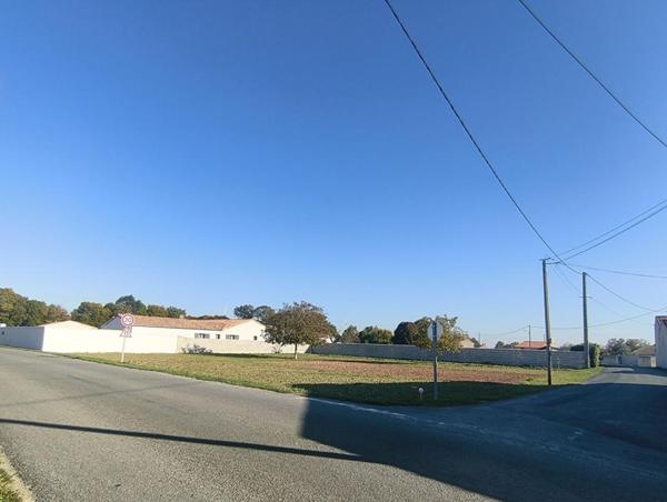 Terrain à Bâtir de1300 m2 Saint Saturnin du Bois