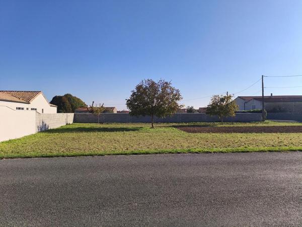 Terrain à Bâtir de1300 m2 Saint Saturnin du Bois