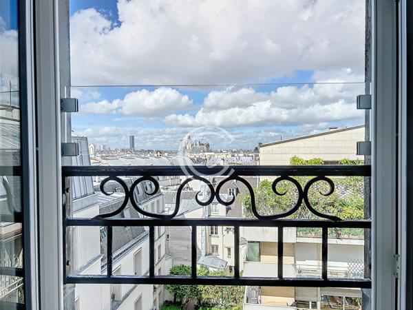 Paris (75004) VUE MONUMENTS POUR CE DERNIER ETAGE RENOVÉ