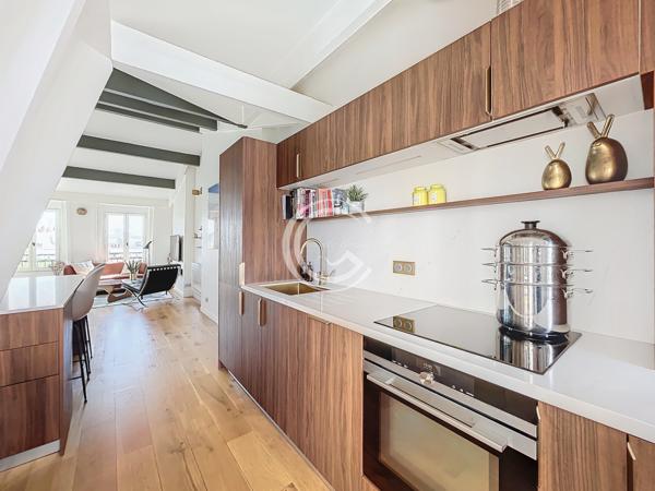 Paris (75004) VUE MONUMENTS POUR CE DERNIER ETAGE RENOVÉ