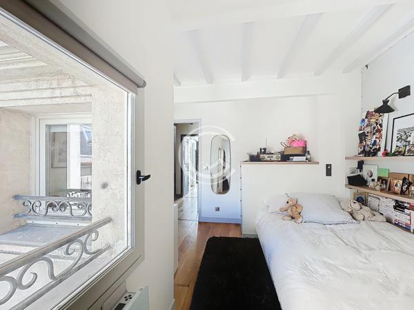 Paris (75004) VUE MONUMENTS POUR CE DERNIER ETAGE RENOVÉ