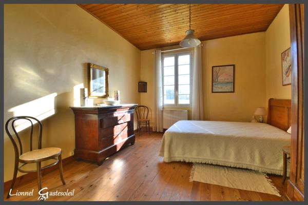 Ancien corps de ferme sur 6 hectares – Idéal pour projet équestre ou élevage canin Maison en pierre 4 chambres avec dépendances à PINEUILH (33