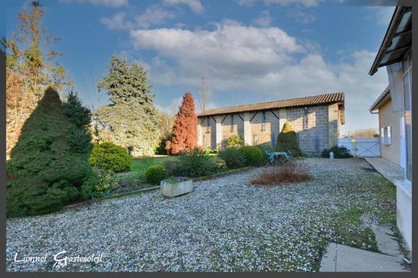 Ancien corps de ferme sur 6 hectares – Idéal pour projet équestre ou élevage canin Maison en pierre 4 chambres avec dépendances à PINEUILH (33