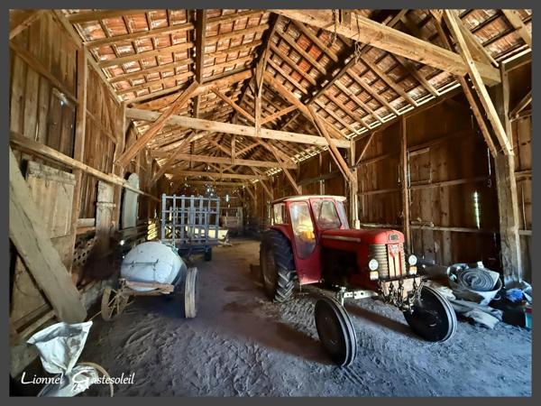 Ancien corps de ferme sur 6 hectares – Idéal pour projet équestre ou élevage canin Maison en pierre 4 chambres avec dépendances à PINEUILH (33