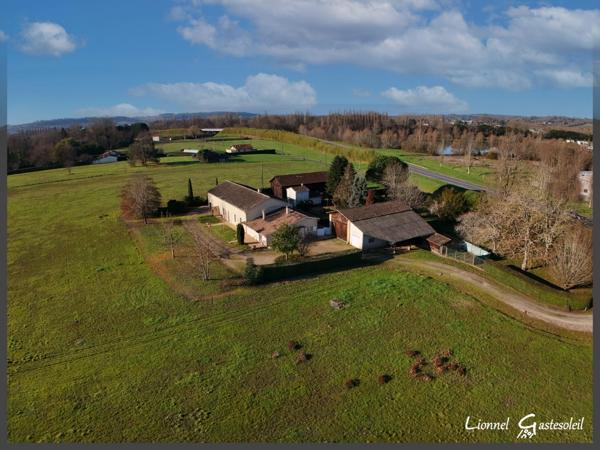 Ancien corps de ferme sur 6 hectares – Idéal pour projet équestre ou élevage canin Maison en pierre 4 chambres avec dépendances à PINEUILH (33
