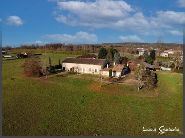Ancien corps de ferme sur 6 hectares – Idéal pour projet équestre ou élevage canin Maison en pierre 4 chambres avec dépendances à PINEUILH (33
