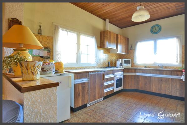 Ancien corps de ferme sur 6 hectares – Idéal pour projet équestre ou élevage canin Maison en pierre 4 chambres avec dépendances à PINEUILH (33