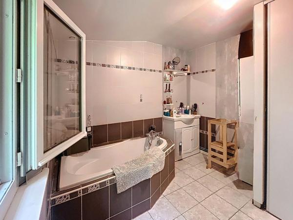 Le charme d'une maison avec rivière au fond du jardin - Coup de coeur assuré !