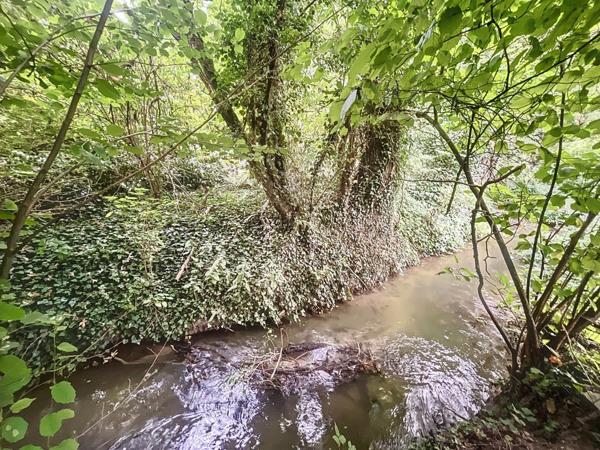 Le charme d'une maison avec rivière au fond du jardin - Coup de coeur assuré !