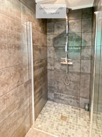 A VENDRE, OYONNAX (01), MAISON AVEC PISCINE DE 227M2 SUR 2875 M2 DE TERRAIN