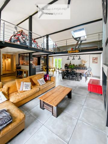 A VENDRE, OYONNAX (01), MAISON AVEC PISCINE DE 227M2 SUR 2875 M2 DE TERRAIN