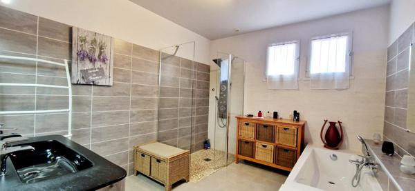 maison avec 3 chambres 2366 m² de terrain et dépendances 84500 bollene Bollène (84500)