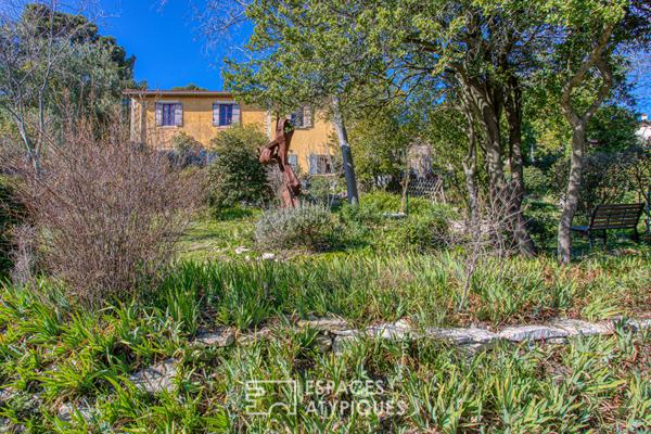 La maison du peintre et son jardin empli de fantaisie