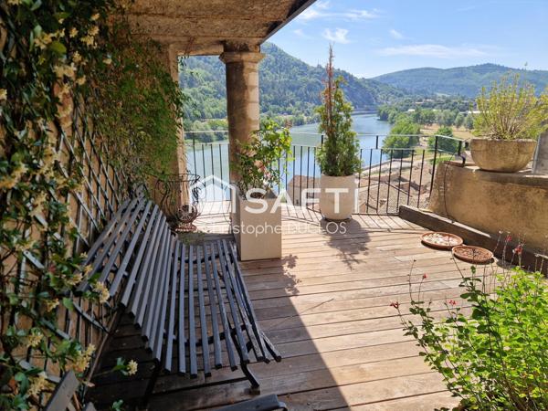 Spacieuse maison de ville avec terrasses, caves et garages non attenants.