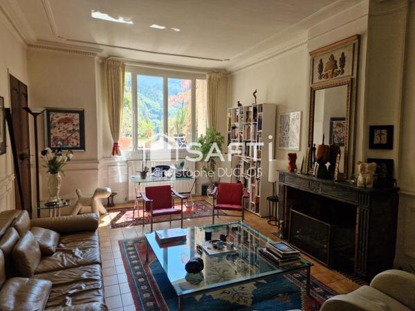 Spacieuse maison de ville avec terrasses, caves et garages non attenants.